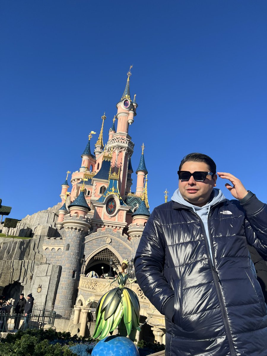 Gjoamd's tweet image. Disney Paris 🏰🗼❤️