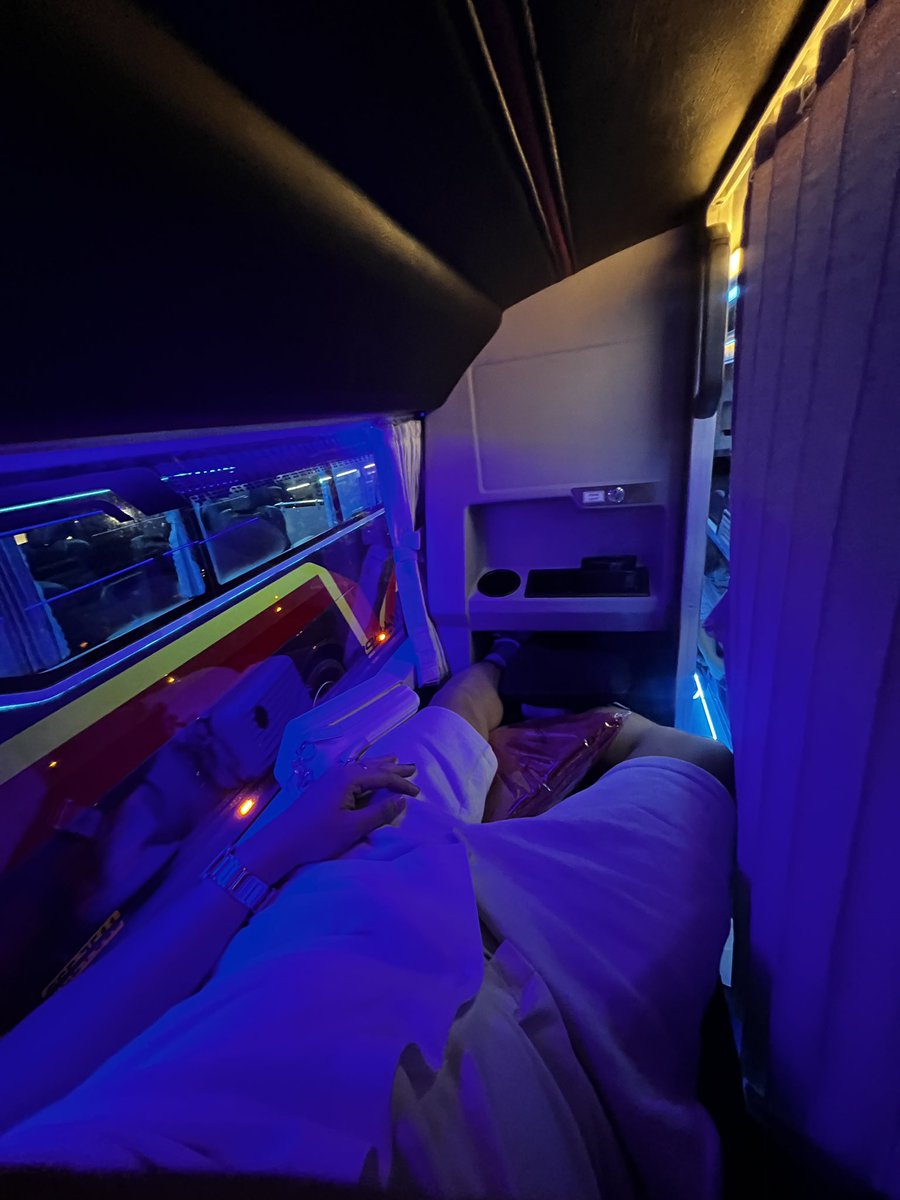 DrkGrey_'s tweet image. This bus tho. I didn’t expect it to be comfy #royalclass #victoryliner