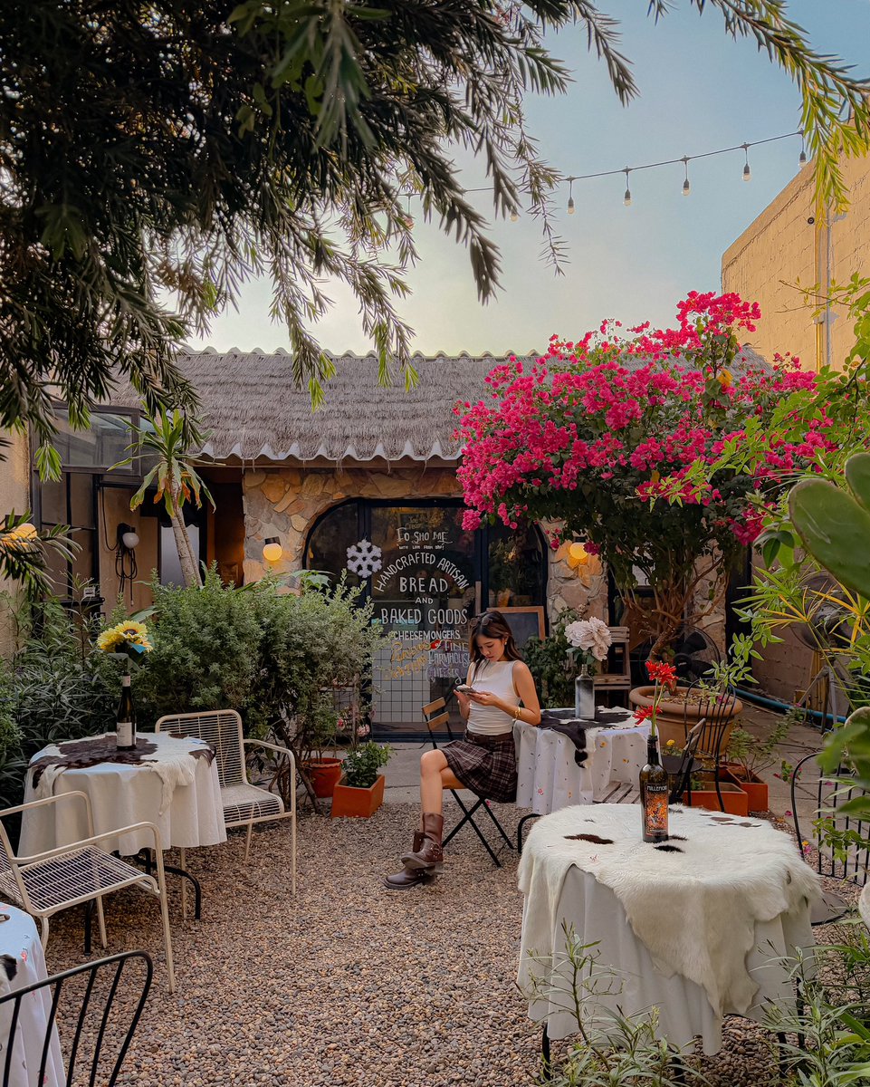 The Carnival  🍕🍝🌷⛅️
เปิดโซนใหม่ Garden Zone น่ารักมาก เข้ากับอากาศเย็นๆช่วงปลายปีสุดๆ ใครที่กำลังหาร้านนั่งชิล Vibes ดีๆ บรรยากาศ Festive แต่ไม่จ๋าจนเกินไป แนะนำที่นี่เลย อากาศช่วงนี้ดีมาก ไม่ร้อนเลย และที่ร้านยัง pet friendly โซน outdoor ด้วยนะ