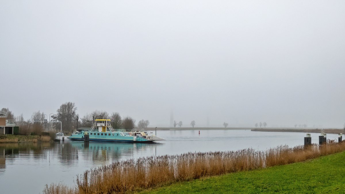 StormjagersNL's tweet photo. Laaghangende bewolking met vette miezerregen bij het pontje van Spijkenisse naar Nieuw-Beijerland πΈ #weerfoto #Hekelingen #Simonshaven #kerstdag @KikiBo21937 @MRTfotografie @johan_klos @BasMunne @BuienRadarNL @EdAldus @janvissersweer @weerverteller @weerplaza @EilandVoorne https://t.co/gaMhdtIfR5