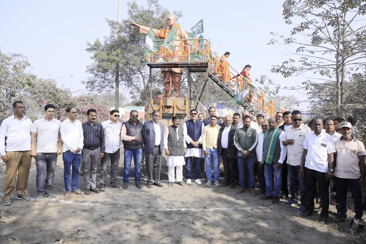 deepalidas95's tweet image. ବିଜୁ ଜନତା ଦଳର ପ୍ରତିଷ୍ଠା ଦିବସ ପାଳନ ଉପଲକ୍ଷେ ଝାରସୁଗୁଡ଼ା ଜିଲ୍ଲା ବିଜୁ ଜନତା ଦଳ ପକ୍ଷରୁ ବଡ଼ମାଲରେ ପ୍ରବାଦ ପୁରୁଷ ବିଜୁ ପଟ୍ଟନାୟକଙ୍କ ପ୍ରତିମୂର୍ତ୍ତିରେ ମାଲ୍ୟାର୍ପଣ କରିବା ସହିତ ବିଜୁ ଜନତା ଦଳର ୨୮ ବର୍ଷର ଯାତ୍ରା ସମ୍ବନ୍ଧରେ ଆଲୋଚନା କରାଗଲା। #BJDfoundationday