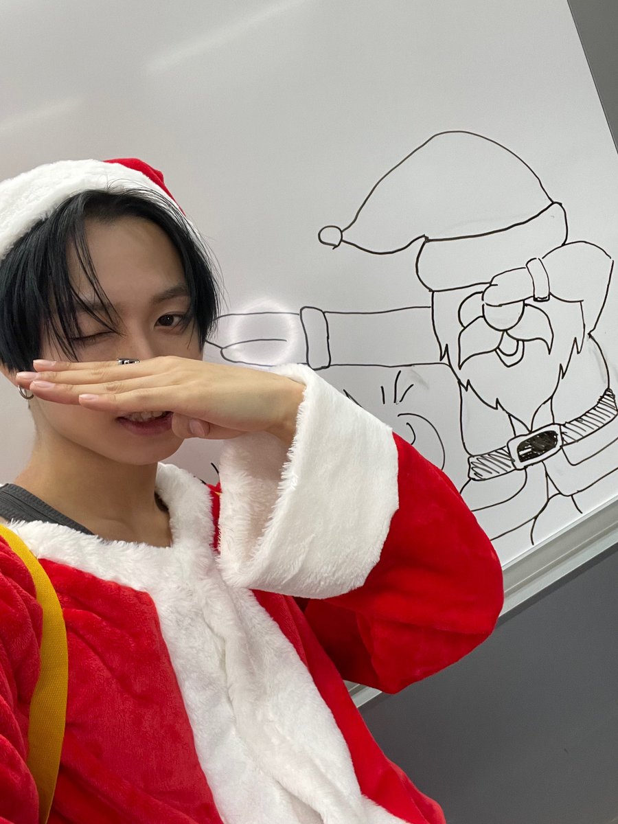 _KID_PHENOMENON's tweet photo. 1日過ぎちゃったけど
サンタさんの写真載せますね📸🎅

実はこの日クリスマスプレゼントって言って
けんさんがリングをくれたんですよね🫠

優しいリーダーサンタさん🤤

by 蒼真🐰

#キドフェノ
#川口蒼真
#KIDPHENOMENON https://t.co/KbPB82uv9p