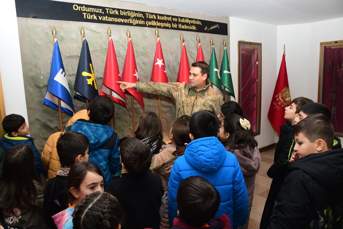 tcsavunma's tweet photo. Gençlerimiz ile TSK arasındaki bağı güçlendirmek amacıyla Türkiye’de ve Kuzey Kıbrıs Türk Cumhuriyeti’nde eğitim gören öğrencilerimizi, kışlalarımızda misafir ettik. 

#MillîSavunmaBakanlığı https://t.co/BpT3Zukk76