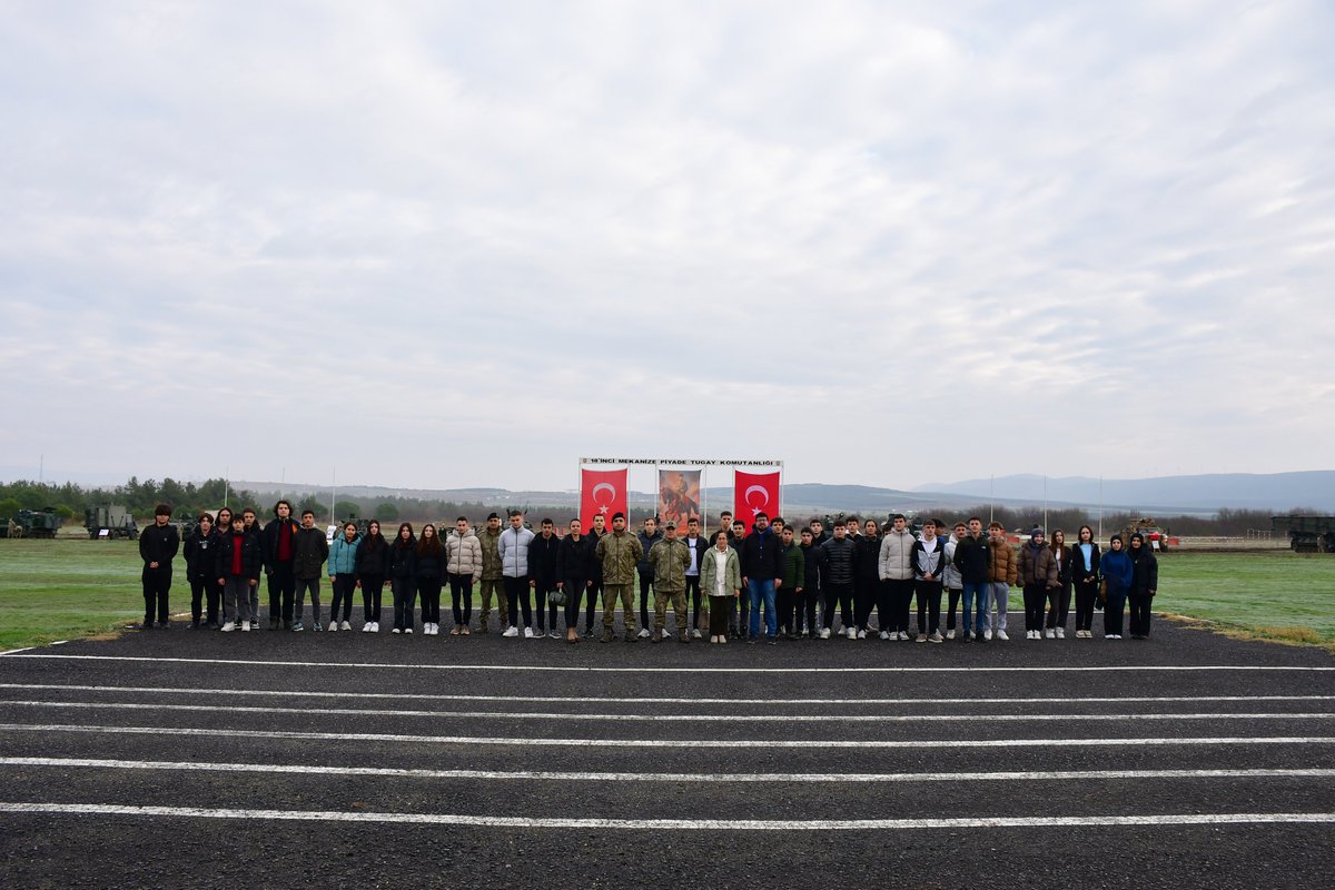 tcsavunma's tweet photo. Gençlerimiz ile TSK arasındaki bağı güçlendirmek amacıyla Türkiye’de ve Kuzey Kıbrıs Türk Cumhuriyeti’nde eğitim gören öğrencilerimizi, kışlalarımızda misafir ettik. 

#MillîSavunmaBakanlığı https://t.co/BpT3Zukk76