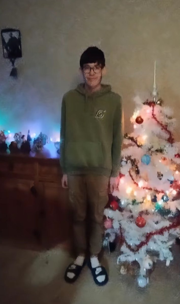 NeylowFM's tweet photo. Joyeuse fête la team 🥳😜
(Sapin au top 🎄/color(255,255,255),merci au padre pour la picture ) https://t.co/x9AA1QCNOQ