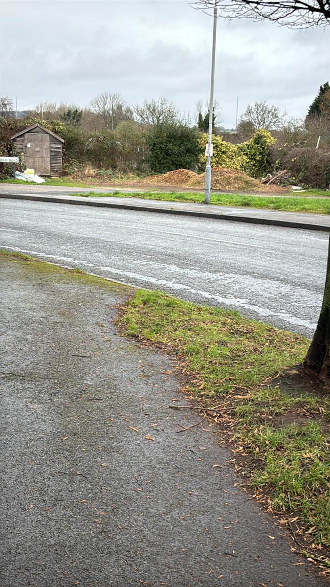 MarieMcglinchey's tweet image. When @shell_in_notts spots a pile of wood chippings and you get envious, what do you do... take action, go out first thing on Boxing day, and raid them for the @allotmenteers44 #lookinggood #groundmaintenance #wintertime 
#allotmentlife #seasonofgoodwill