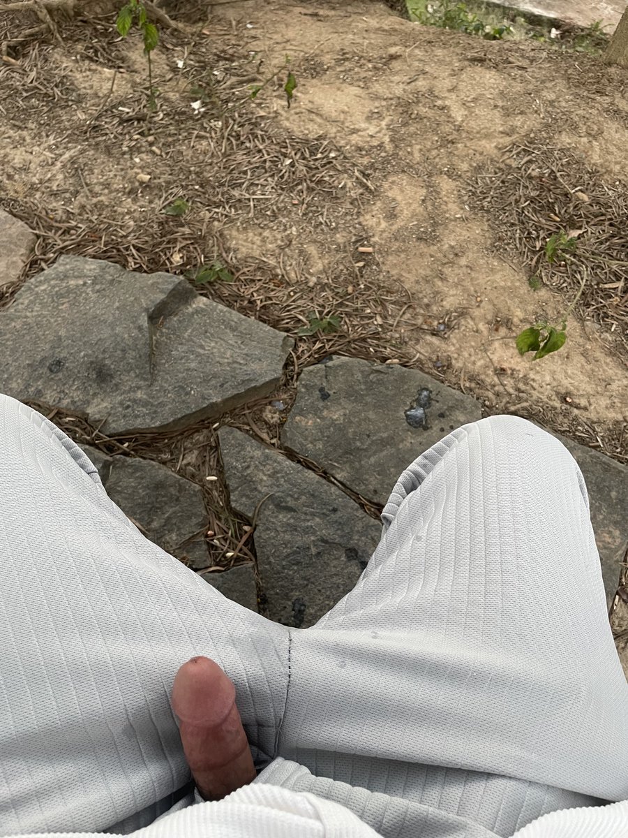 binbin22915's tweet photo. 公园打飞机✈️ 一射射了七八股 野外的感觉真刺激😂#打飞机 #男大 #体育生 #公园 https://t.co/mE6G3VDrQX