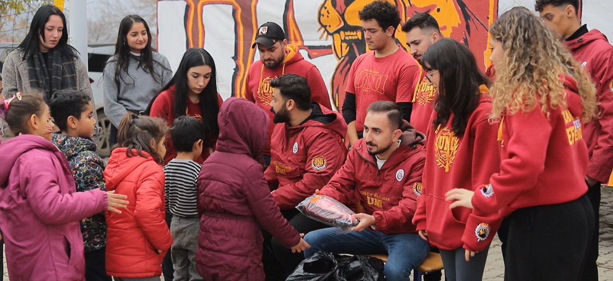 YÜZÜNÜZDEKİ GÜLÜMSEME EN BÜYÜK MUTLULUK KAYNAĞIMIZ! 

Akdeniz Bölge temsilciliklerimizle birlikte Hatay Kırıkhan İncirli İlkokulu’nu ziyaret ettik. Kardeşlerimizin spor aktiviteleri için gerekli eksiklerini tamamlayarak, kışlık kıyafet yardımında bulunduk. #ultrAslanUNI