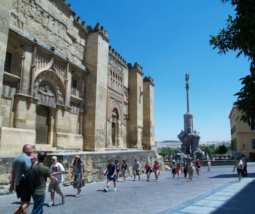 Dice <a href="/JuanMa_Moreno/">Juanma Moreno</a> en <a href="/La_SER/">Cadena SER</a> que no se opondrá a la tasa turística si hay consenso.Exigimos que el diálogo incluya a los y las trabajadoras del sector y a sus representantes.También al conjunto de la ciudadanía. El debate no puede girar solo en torno a los vetos de las empresas