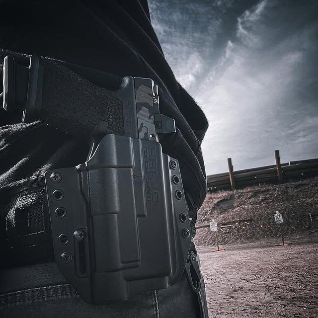 BravoHolsters's tweet photo. OWB holster from @bravoconcealment
Stay sharp and be safe y’all 🤙🏻.. Merry Christmas 🎄🎅 
Repost from @rcoconnor
▪️
▪️
▪️
▪️
#training #trainingday #staysharp #besafe #511tactical #ar15 #ar #glock19 #glock #9mm #556 #platecarrier #safariland #qls #conceptlifestyle #stancematters https://t.co/C4HGvFfINz