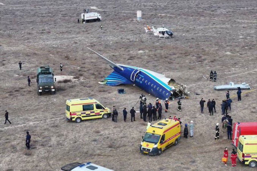 AlertaNews24's tweet photo. 🇦🇿 | URGENTE: VUELO DE AZERBAIJAN AIRLINES FUE DERRIBADO POR SISTEMA DE DEFENSA AÉREA RUSO, SEGÚN CUATRO FUENTES EN AZERBAIYÁN. https://t.co/UEBFee8OM4