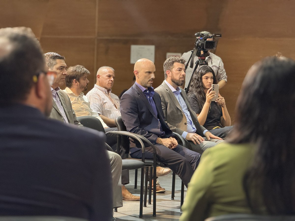 Mingabinetenqn's tweet photo. El ministro @JorgeTobaresOk presentó el Informe de Gestión 2023-2024 junto a subsecretarios, coordinadores y directores provinciales. Balance del primer año y proyecciones hacia el futuro. https://t.co/Me36OT0B7q