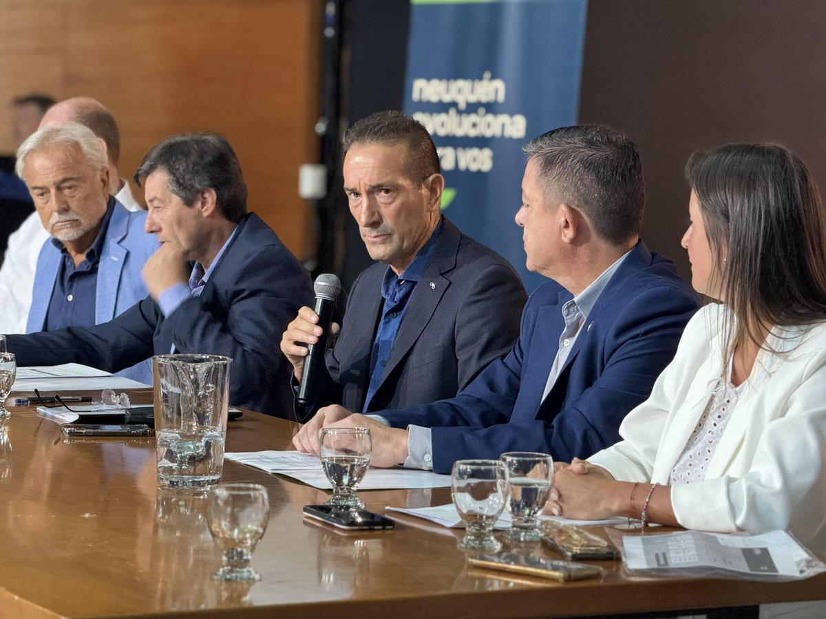 Mingabinetenqn's tweet photo. El ministro @JorgeTobaresOk presentó el Informe de Gestión 2023-2024 junto a subsecretarios, coordinadores y directores provinciales. Balance del primer año y proyecciones hacia el futuro. https://t.co/Me36OT0B7q