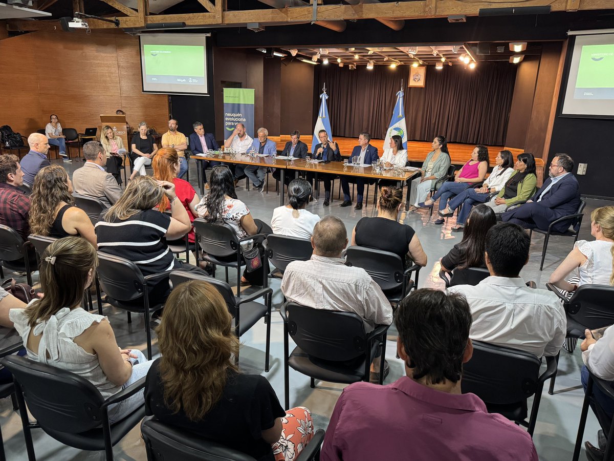 Mingabinetenqn's tweet photo. El ministro @JorgeTobaresOk presentó el Informe de Gestión 2023-2024 junto a subsecretarios, coordinadores y directores provinciales. Balance del primer año y proyecciones hacia el futuro. https://t.co/Me36OT0B7q
