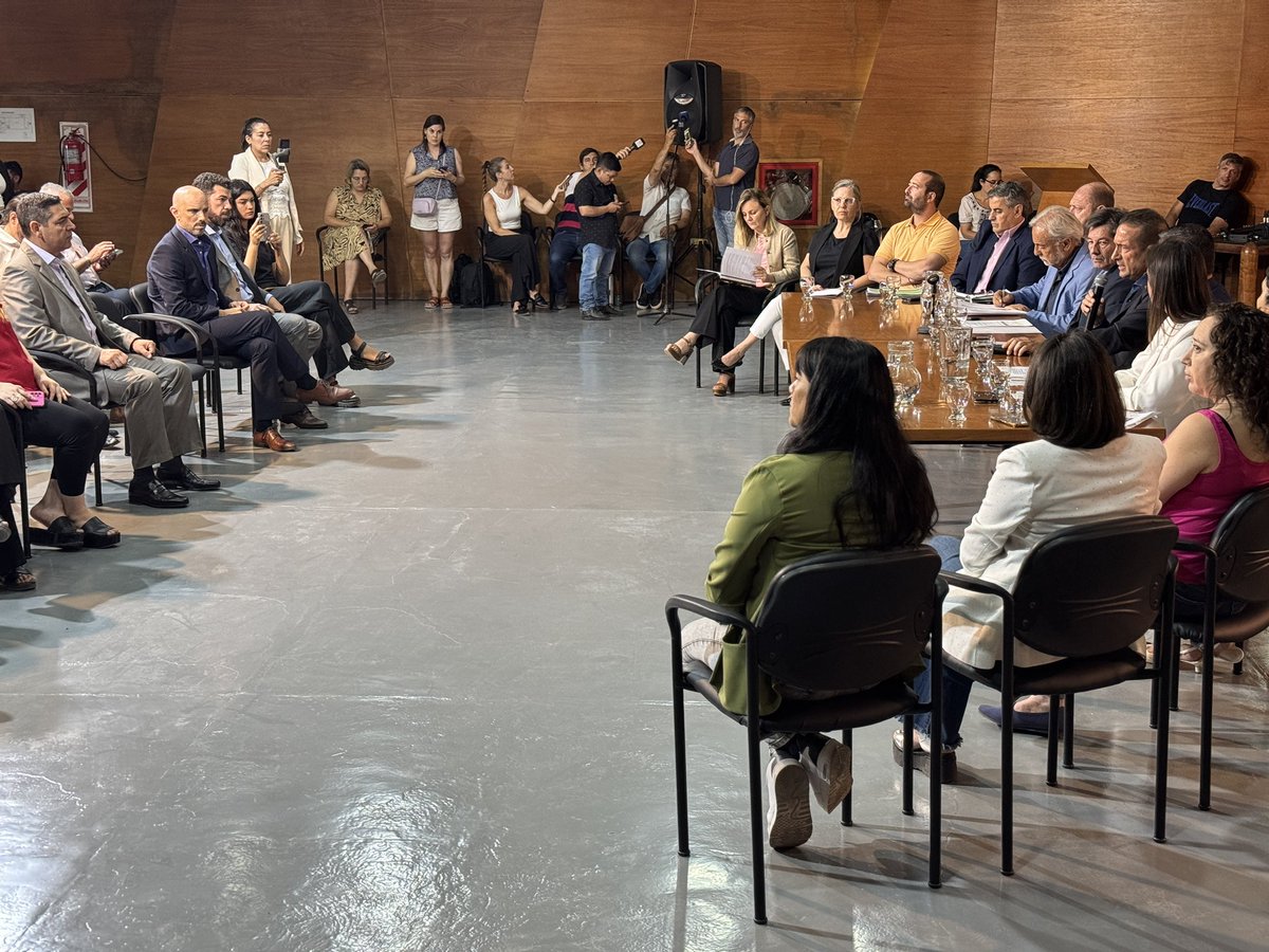Mingabinetenqn's tweet photo. El ministro @JorgeTobaresOk presentó el Informe de Gestión 2023-2024 junto a subsecretarios, coordinadores y directores provinciales. Balance del primer año y proyecciones hacia el futuro. https://t.co/Me36OT0B7q