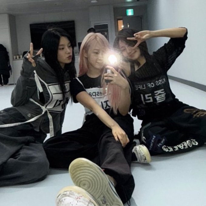 YEJI GISELLE AND JULIE TOGETHER. THE COLLAB STAGE IS REAL🙂‍↕️