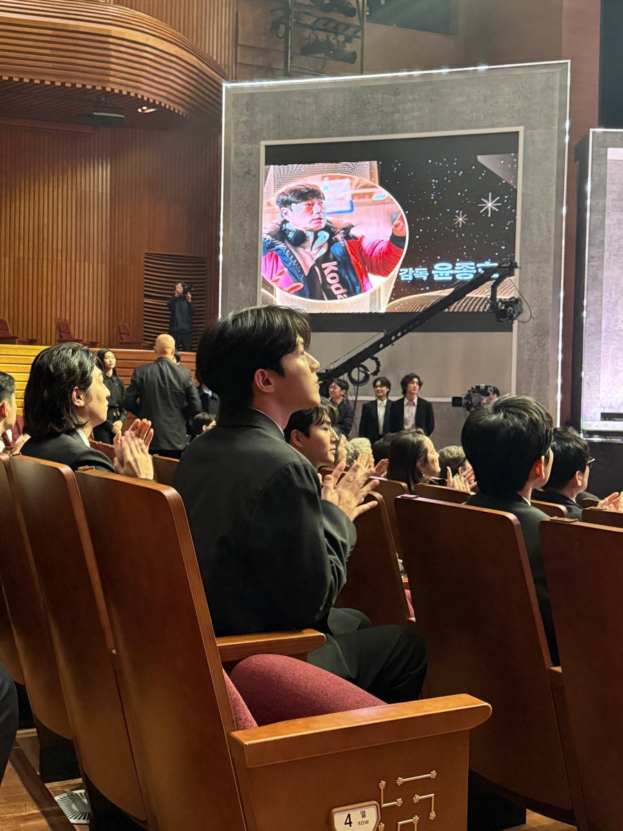지인 결혼식 간 햄과 얼 가는 길에 존나 싸워서 한 칸씩 떨어져 앉은 것 같네.. 아예 다른 자리에 앉는다는 건 선택지에 없음 서로 말 한마디도 안 나누는데 사진 촬영은 옆에 꼭 붙어서 찍고 밥 먹으러 가서도 같은 테이블에 앉음 아 어쩌라고.. 햄 도욵이 몫까지 육회 떠와서 접시에 덜어줄 것 같음