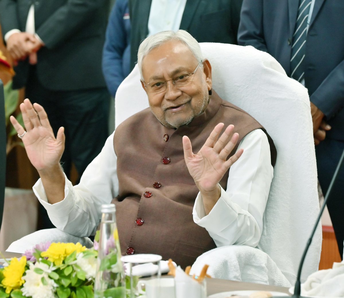 मौसम की तरह तुम भी बदल तो न जाओगे 🤣

चाचा सबके हैं