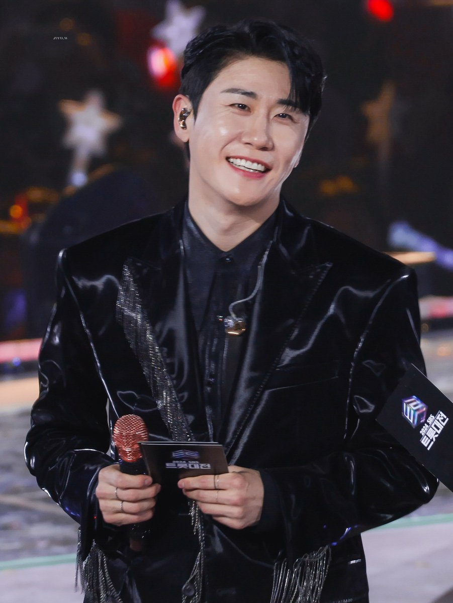 zero_writing's tweet photo. 241226 SBS 트롯대전
#영탁 #YOUNGTAK 

너무너무 자랑스러운 우리들의 최애🫂💙✨️ https://t.co/bsSl6LV4aG