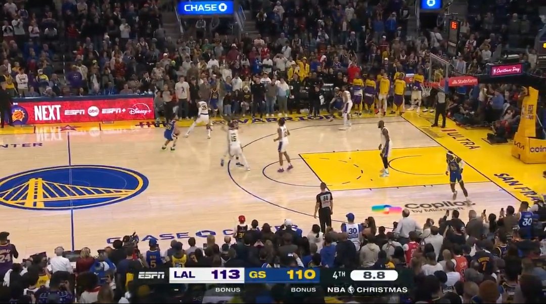 Miren el marcador, el tiempo restante de partido y la distancia con la línea de triple.

Stephen Curry metió eso.