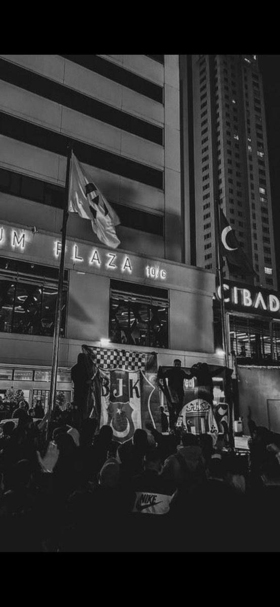 blackea54353093's tweet image. Adaletsizliğin olduğu her yerde mutlaka bir Beşiktaş atkısı açan olacaktır.Burası Beşiktaş 🦅