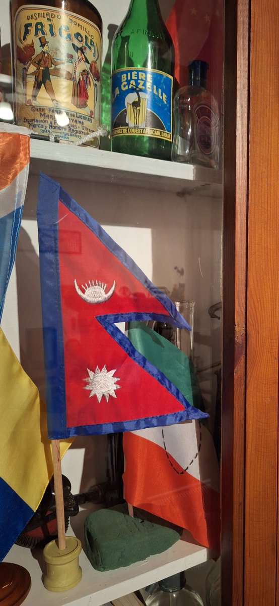 vexiband's tweet photo. El primer regal que ens va cagar el tió ahir, va ser aquesta formosa #banderanepalí de tauleta. Cosida i montada amb pal i penya: EXCEL·LENT #GOODFLAG! https://t.co/54O9LqozMN