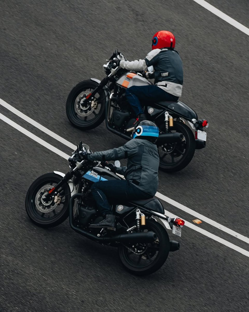 royalenfield's tweet photo. Carving up the back roads. #TonOfFun
Visit: https://t.co/XTeh4eQf09
#ContinentalGT650 #RoyalEnfield #RidePure #PureMotorcycling https://t.co/LKX6X11ZOu