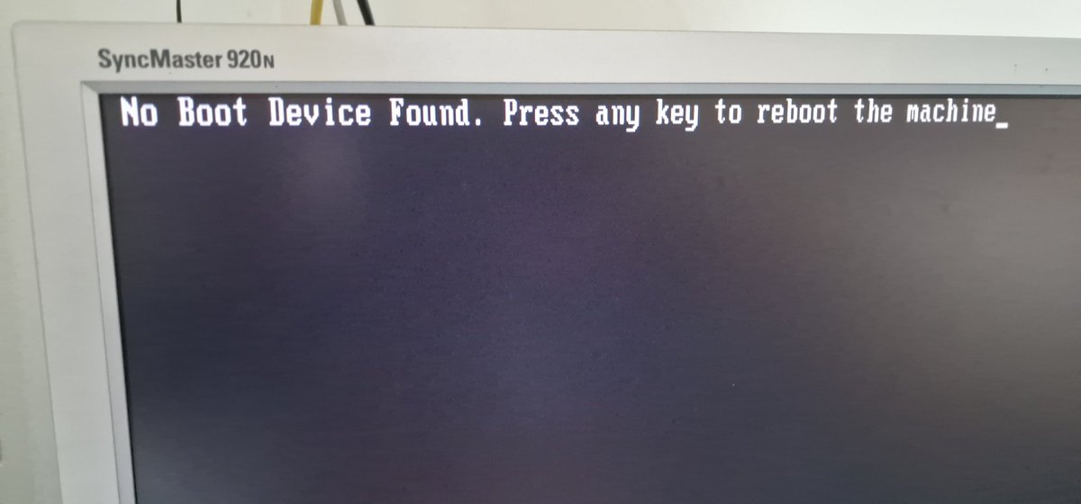 "Lo so che è natale ma mi daresti un'occhiata al PC che da qualche giorno non parte piu? Tanto sei bravo...ci metti 5 minuti!"

#nobootdevicefound #natale #parenti