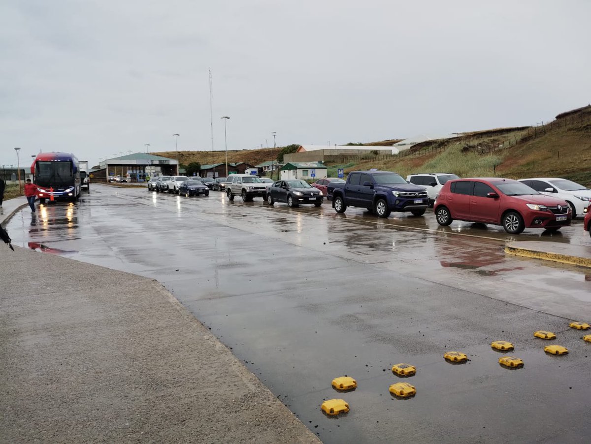JCAnoticias's tweet photo. #Ahora #Argentina #vacaciones 
Con lluvia, continúa el movimiento de vehículos y transportes en la frontera de San Sebastian, saliendo de Tierra del Fuego 
👉 Mucha precaución al transitar hasta San Sebastián chileno con 11 km prácticamente que están #destruidos @SMN_Argentina https://t.co/6bHM4aPWZS