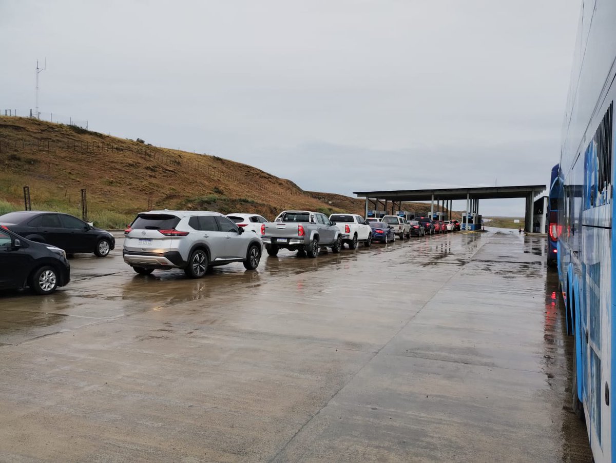 JCAnoticias's tweet photo. #Ahora #Argentina #vacaciones 
Con lluvia, continúa el movimiento de vehículos y transportes en la frontera de San Sebastian, saliendo de Tierra del Fuego 
👉 Mucha precaución al transitar hasta San Sebastián chileno con 11 km prácticamente que están #destruidos @SMN_Argentina https://t.co/6bHM4aPWZS