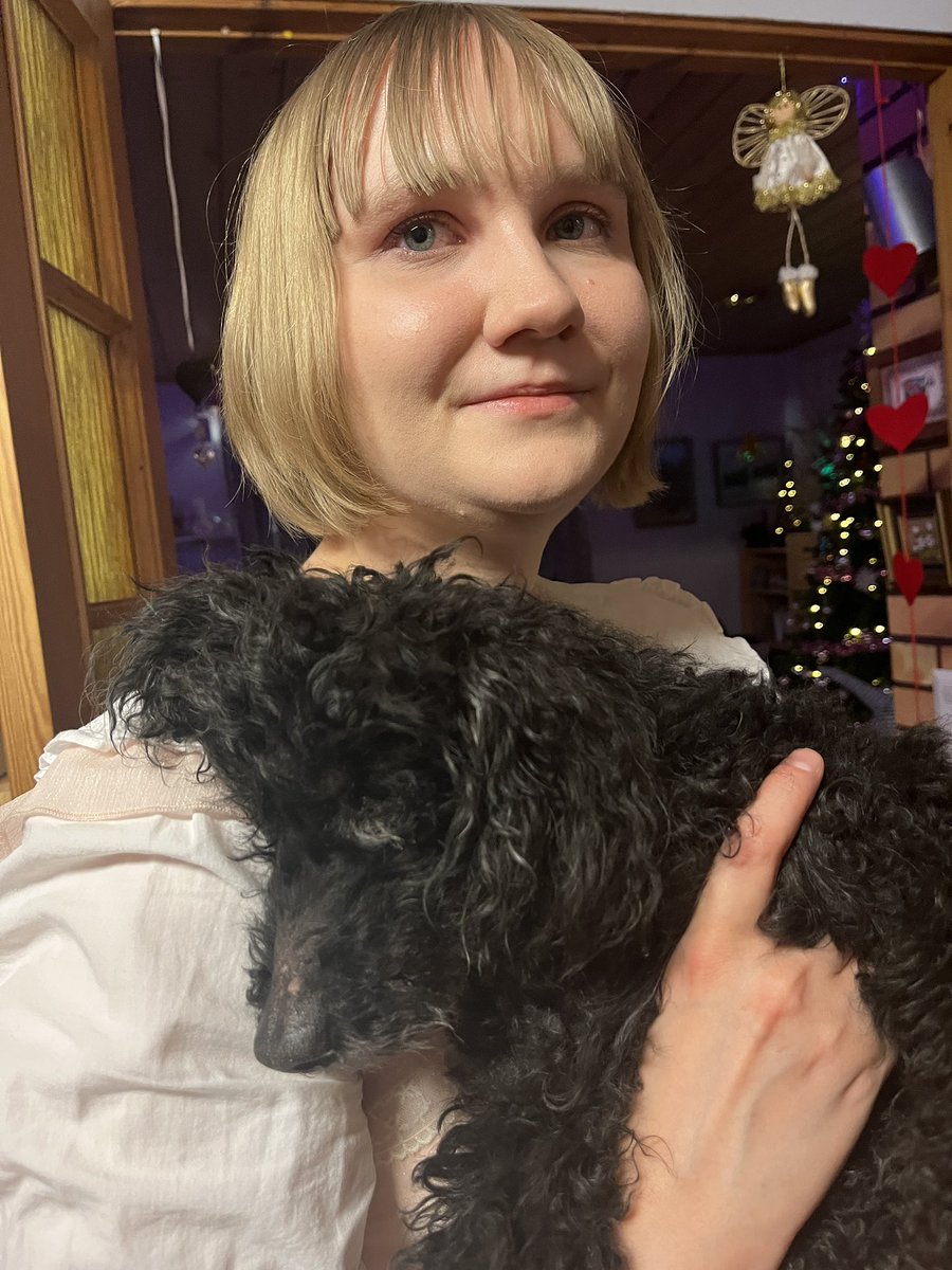 Reni_Chan6's tweet photo. Tää joulu lieni viimeinen kerta, kun nään tän karvapallon 🥹💖 18v kuuro, sokea, sairaalloisen alipainonen ja dementoitunu koira tuskin enää hirveen pitkään jaksaa pysyä kiinni elämässä. https://t.co/jiPwLRv2fA