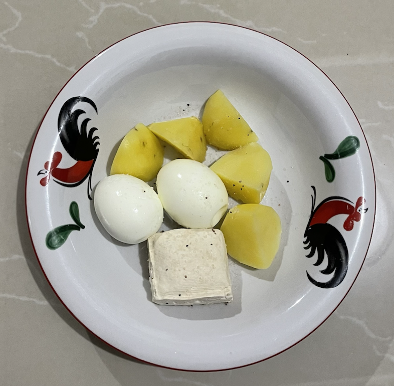 galuhnap's tweet photo. Pola makan setiap hari

Target
Kalori: 2.400 - 2.700 kcal perhari
Protein: 115–140g perhari

• Breakfast: Makan telor rebus 2, kentang 1, tahu 1
• Nyemil pagi: Makan roti ayam + ngopi
• Lunch: Anything yg penting ada carbs + protein (sate, capcay, tongseng)