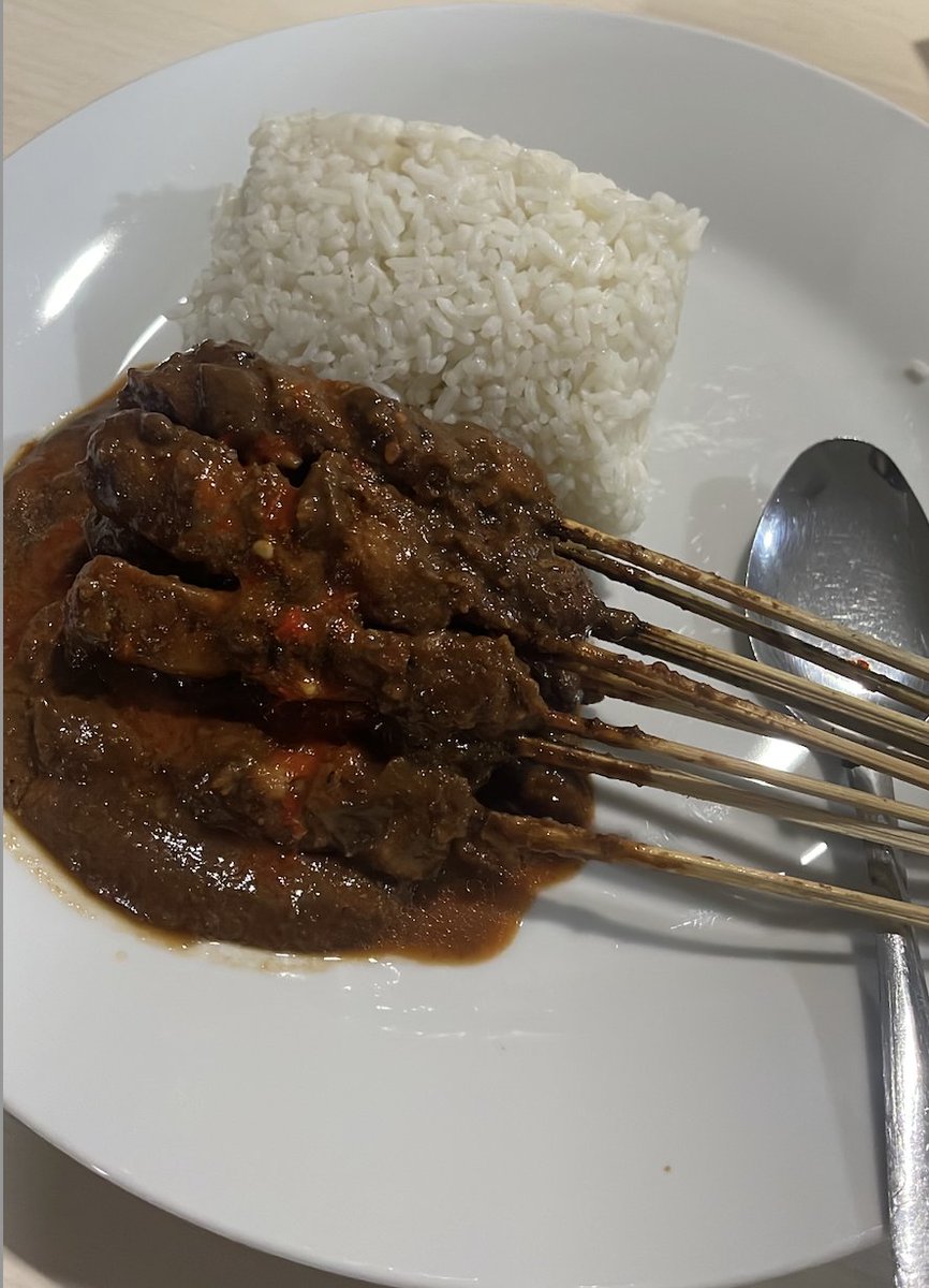 galuhnap's tweet photo. Pola makan setiap hari

Target
Kalori: 2.400 - 2.700 kcal perhari
Protein: 115–140g perhari

• Breakfast: Makan telor rebus 2, kentang 1, tahu 1
• Nyemil pagi: Makan roti ayam + ngopi
• Lunch: Anything yg penting ada carbs + protein (sate, capcay, tongseng)