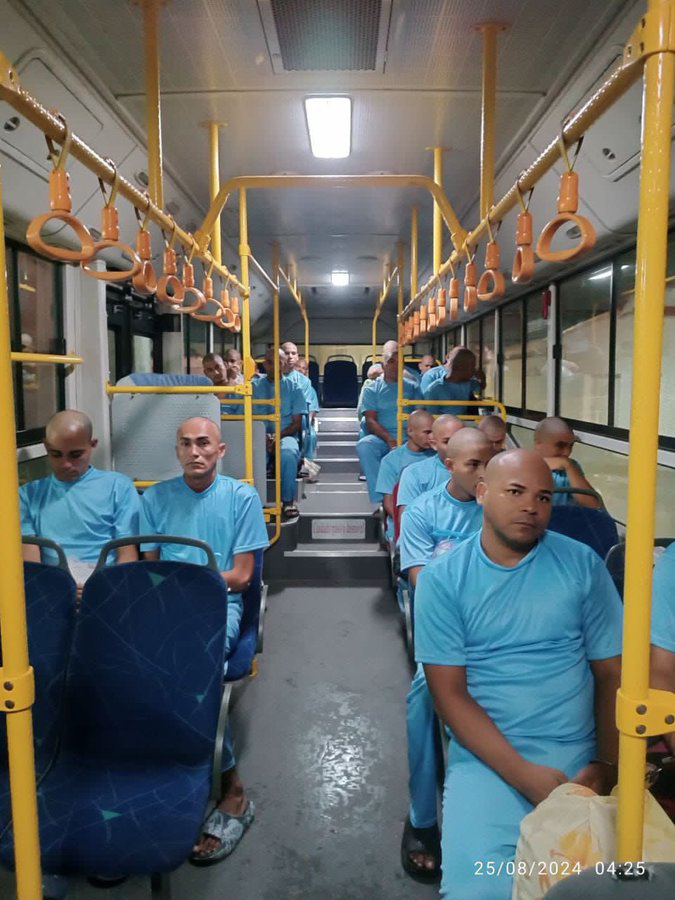 Maria Corina llama a la calle desde su escondite.
Edmundo desde España.
La hija de María Corina llama a luchar desde New York.
Erik Prince los llama a inmolarse desde Emiratos Arabes.
Simonovis pide sacrificio de vidas 
desde Miami.
Vieron?
Los muertos y presos serán los pendejos