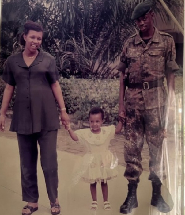 NKUNDA INKOTANYI♥️🇷🇼 (@patriotjuniorr) on Twitter photo 📸: Ifoto nziza y'umunyabigwi wacu❤️🇷🇼, Inkotanyi cyane akaba ku rugamba rwo kubohora igihugu cyacu no guhagarika jenocide yakorewe aba tutsi 1994 yari C/O wa High Command Protection Unit,
Ni Gen. (Rtd) <a href="/KabarebeJames/">James Kabarebe</a> ari kumwe n'umufasha we <a href="/EKabarebe/">Esperance Mudenge Kabarebe</a> n'uwana wabo w'umukobwa❤️ 📸: Ifoto nziza y'umunyabigwi wacu❤️🇷🇼, Inkotanyi cyane akaba ku rugamba rwo kubohora igihugu cyacu no guhagarika jenocide yakorewe aba tutsi 1994 yari C/O wa High Command Protection Unit,
Ni Gen. (Rtd) <a href="/KabarebeJames/">James Kabarebe</a> ari kumwe n'umufasha we <a href="/EKabarebe/">Esperance Mudenge Kabarebe</a> n'uwana wabo w'umukobwa❤️