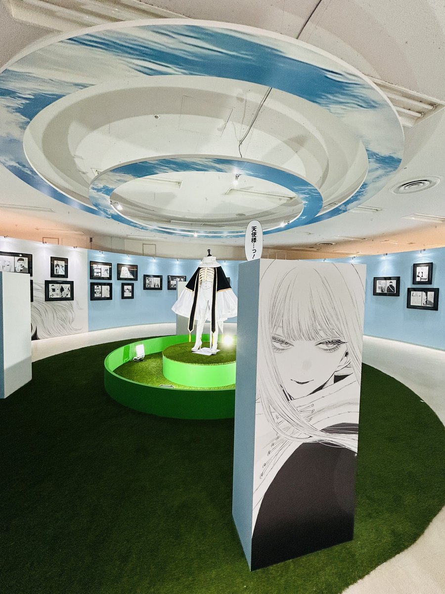 ハニエルコス衣装の展示、作中の囲みを再現したような展示の仕方で感動した…すごい 