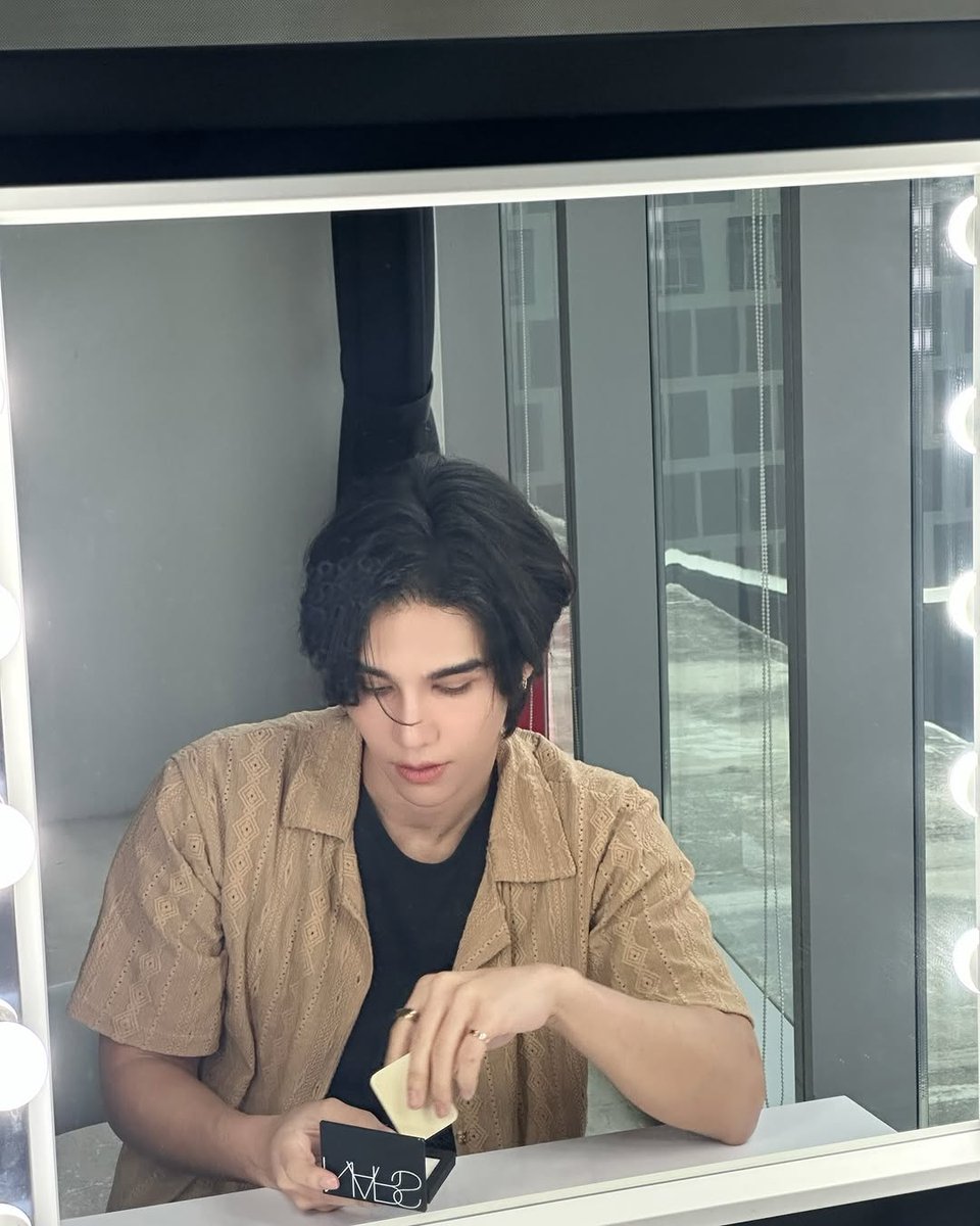 SATURDAYSSBR's tweet photo. Em nova campanha no Instagram, Jeff Satur traz a felicidade das festividades de fim de ano ao apresentar o Light Reflecting Setting Powder da NARS, um produto que promete manter a pele impecável e livre de oleosidade em qualquer ocasião!
￣￣￣
#JeffSatur #JeffSaturNARS #NARSThailand