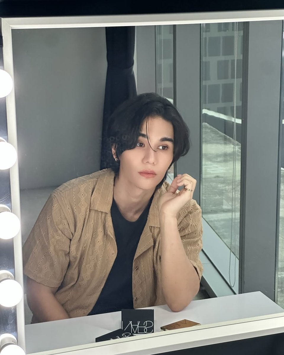 SATURDAYSSBR's tweet photo. Em nova campanha no Instagram, Jeff Satur traz a felicidade das festividades de fim de ano ao apresentar o Light Reflecting Setting Powder da NARS, um produto que promete manter a pele impecável e livre de oleosidade em qualquer ocasião!
￣￣￣
#JeffSatur #JeffSaturNARS #NARSThailand