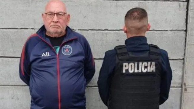 Un trágico episodio tuvo lugar en la madrugada del 25 de diciembre en Lomas del Mirador, partido de La Matanza, cuando un hombre de 74 años disparó y mató a su vecino tras una acalorada discusión por el volumen de la música durante una celebración navideña.
