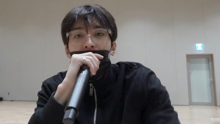 아 다시보니까 투명뿔테였구나

그러므로 전원우는 안경이라면 다 잘어울림 목록에 투명뿔테가 추가됨