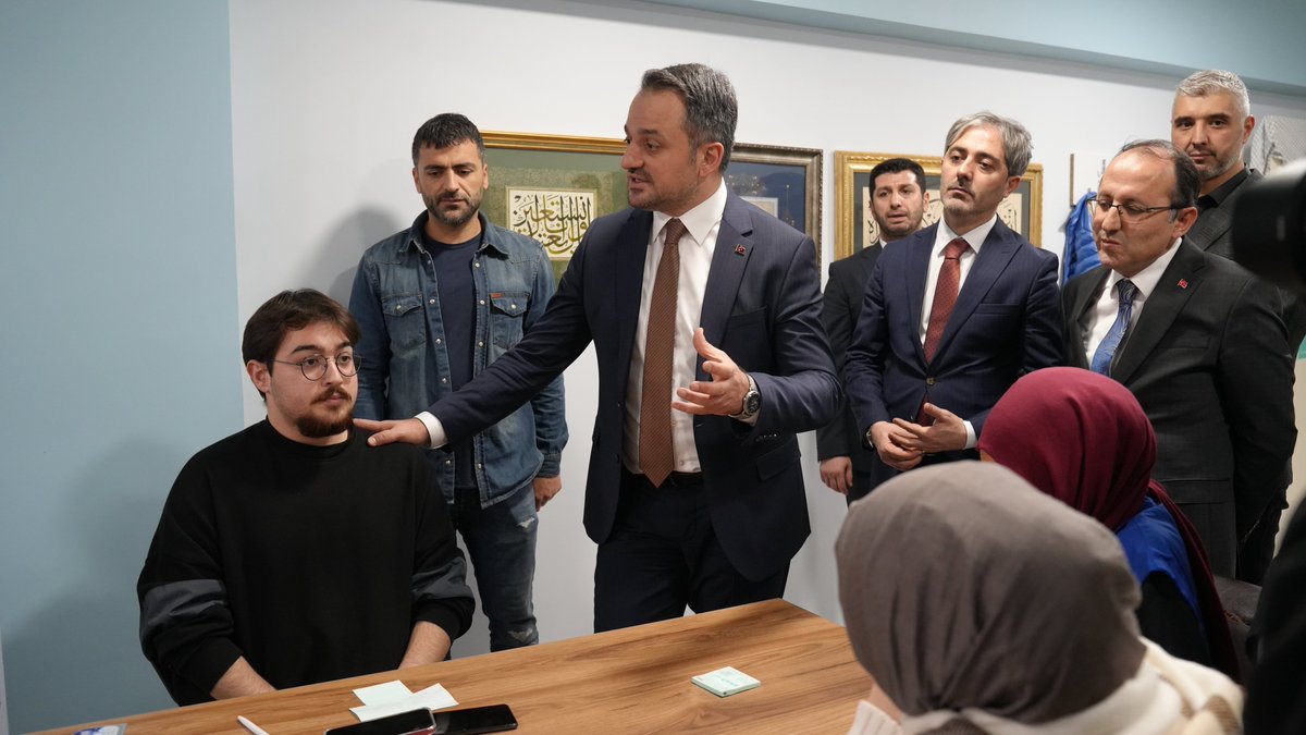 📍Kampüs Genç Ofis

Bakan Yardımcımız Sn. Dr. Enes Eminoğlu, karar alma sürecinde doğrudan gençlerin görev aldığı bu çalıştayın çalışma gruplarını ziyaret ederek kapsayıcı bir politika belgesi hazırlayarak gençliğin hizmetine sunma dileğinde bulundu.
#GençlikPolitikasıBelgesi