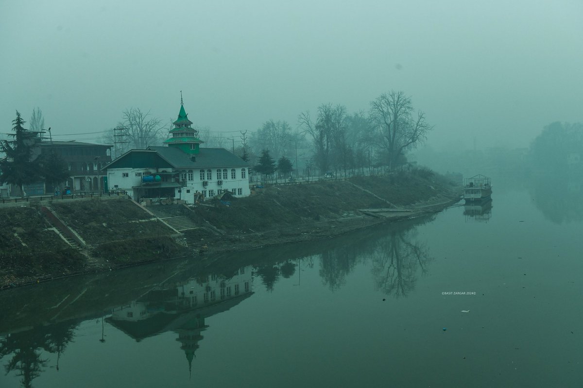 basiitzargar's tweet photo. Kashmir has transformed into a breathtaking canvas of cold, where the harsh winter paints the landscape in shades of stark beauty and resilience https://t.co/SNYyXn93qy