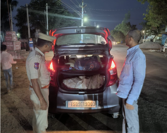 MalkajgiriCop's tweet photo. 🚨 Ensuring Your Safety! 🚨
#RachakondaPolice conducted thorough #vehicle_checkings at various locations within the commissionerate as part of enhanced #security_measures.   
These proactive checks aim to ensure, curb illegal activities and maintain #law_and_order.

#RachakondaPolice 
#SafetyFirst #WeAreHereForYou