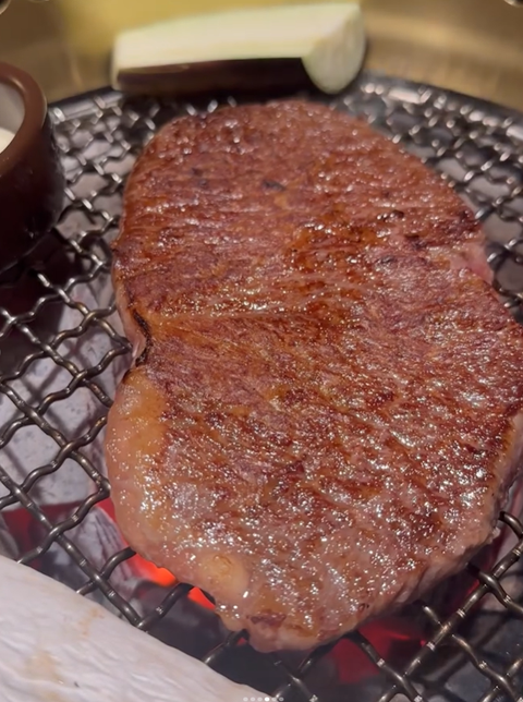 Rich in high-quality protein, iron and multiple vitamins, beef is a symbol of strength and health. #Happy Afternoon Time #beef #food #dailylife #recordgoodlife #barbecue #steak #america #japan #korea #singapore #shooting #牛肉 #食べ物 #日常生活 #記録的な良い生活 #グリル #ステーキ