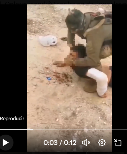 Con ropa de las milicias del actual Gobierno yihadista sirio, se puede ver la sangre como sale del cuello. Decapitaciones de la "nueva Administración", que dirían las prostitutas de la prensa occidental de EL PAIS, ABC y TVE similares a las practicadas por ISIS. Hoy, en Siria