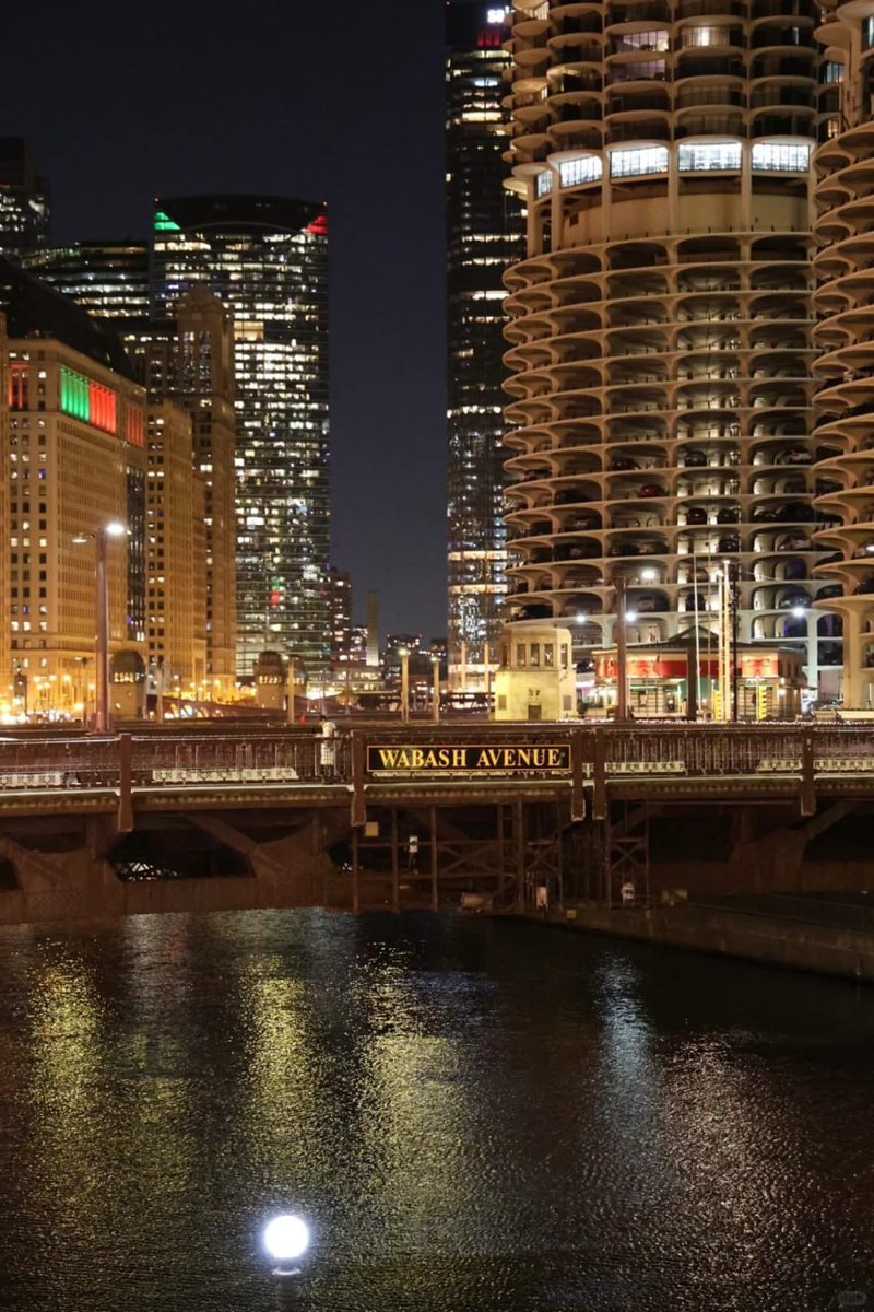 Naevia333's tweet image. Check out these stunning Christmas lights reflecting on the Chicago River! ✨ #ChicagoRiver #ChristmasMagic