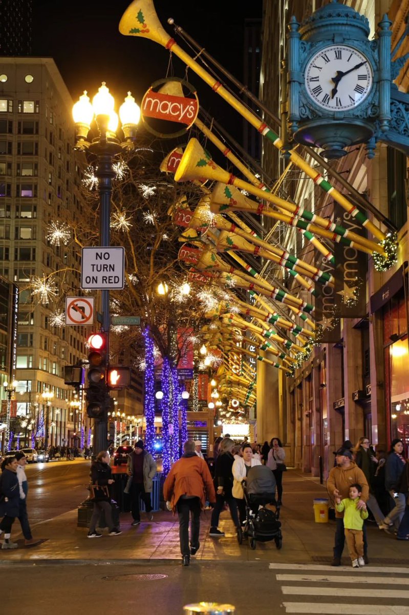 Naevia333's tweet image. Check out these stunning Christmas lights reflecting on the Chicago River! ✨ #ChicagoRiver #ChristmasMagic