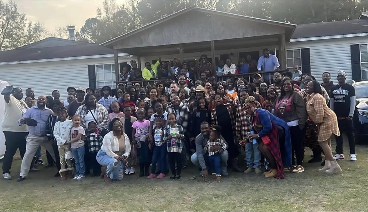 mymixtapez's tweet photo. Family goes viral after coming together and reuniting at their granny's house to spend the holidays together this year 🙌🏽💯 https://t.co/xYp8ut71rN