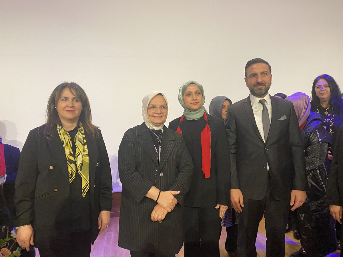 aysekesir's tweet photo. 📍Adana 

Seyhan ilçe kadın kolları başkanlığımızda nöbet değişimi.

Kongrede başkan seçilen Sümeyra Özdemir ve yönetimini tebrik ediyor, başarılar diliyorum. 

Canla, başla ilk günkü heyecanla!

@Akkadinadana https://t.co/4Xw3ipCTKw