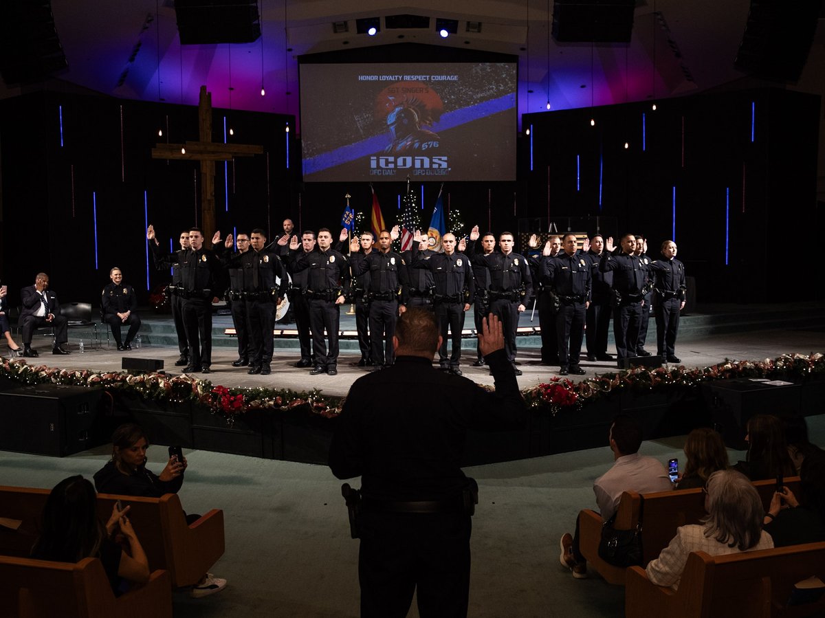 Welcome to the 18 newest <a href="/PhoenixPolice/">Phoenix Police</a> officers. Such an honor to swear in Class #576. These officers have chosen a life of service to community, and we thank them. #PHXPD